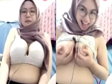 Ukhti Berhijab Sepong Batang Nikmat Banget poster